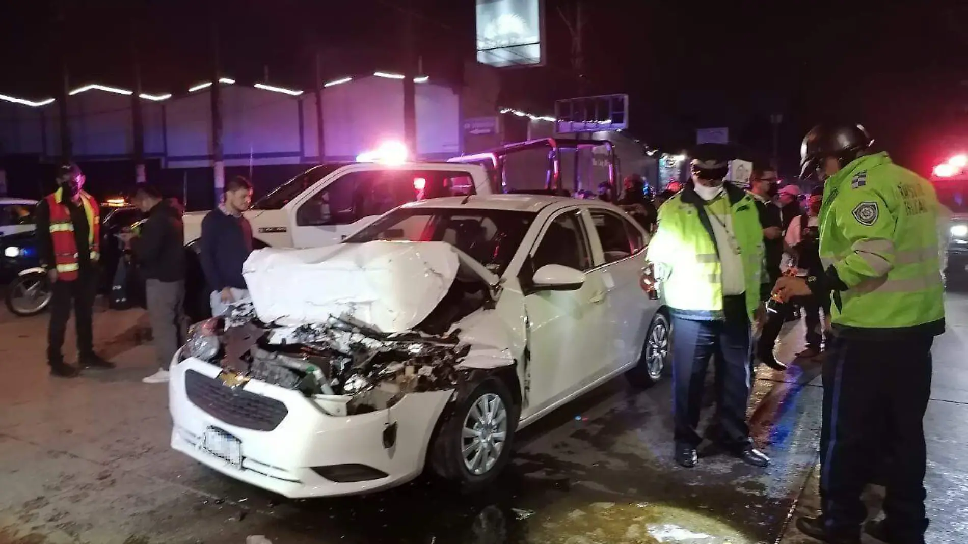 Desbarató su auto en Xalapa al chocar contra trailer 